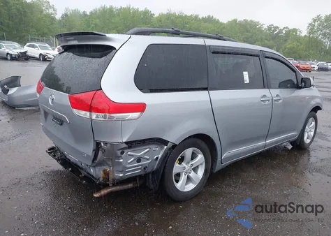 2011 Toyota Sienna Le z USA, uszkodzony, nr VIN 5TDKK3DC7BS165746